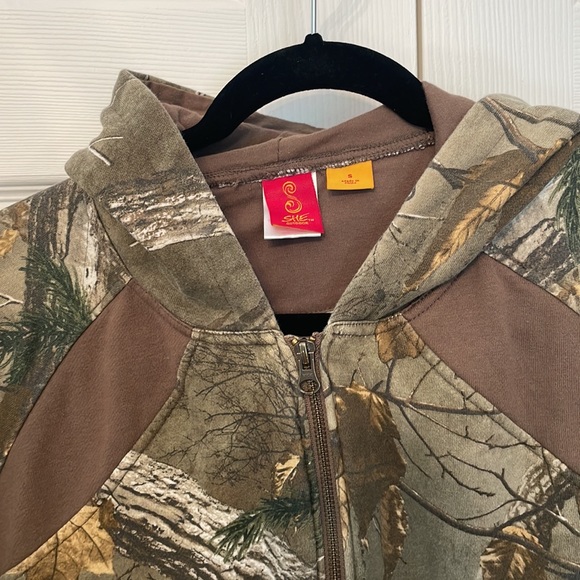 SHE Outdoor Camo Hoodie - Picture 2 of 3